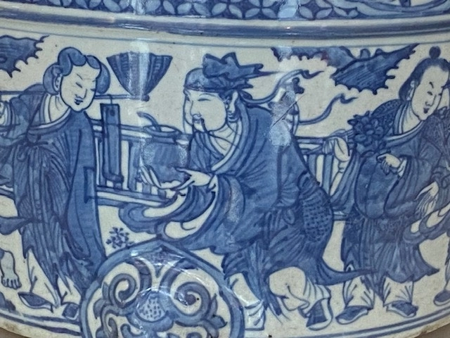 A LARGE IMPOSING CHINESE MING BLUE AND WHITE 'EIGHT IMMORTALS' TRIPOD CENSER, Wanli (1572 - 1620)
