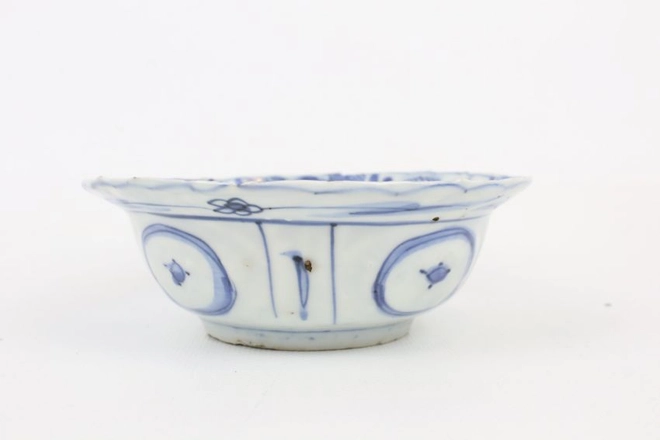 A CHINESE BLUE AND WHITE ‘KRAAK’ BOWL, Wanli (1572 – 1620)