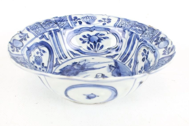 A CHINESE BLUE AND WHITE ‘KRAAK’ BOWL, Wanli (1572 – 1620)