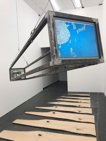 A Sculpture of the Earth 一件地球雕塑, 2015 Computers, monitors, steel frames 两套电脑显示器、主机、钢架结构 250 x 38.5 x 31.5 cm