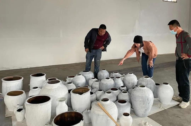 邬建安参展作品《记忆的容器》创作工作现场