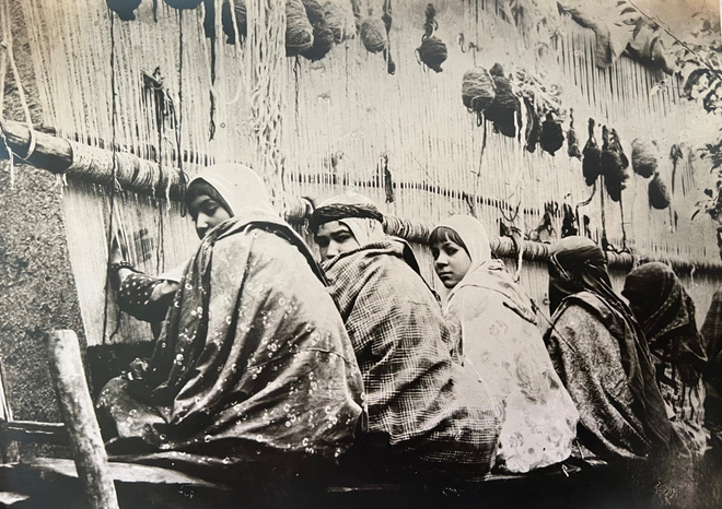 Antoin Sevruguin, Carpet weaving in Sultanabad (Arak), Late 19th Century, early 20th Century