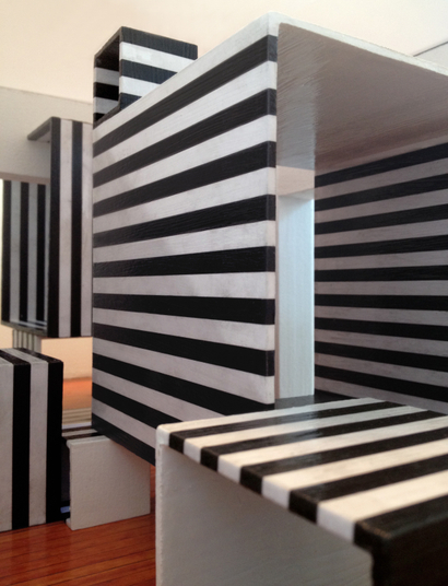 uma escultura na sala