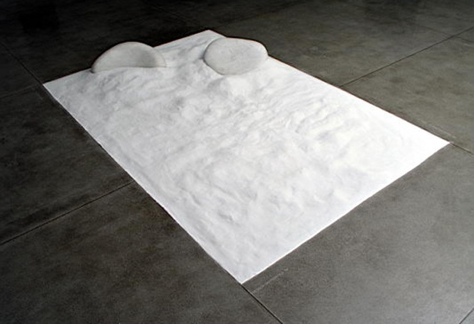 laura vinci -- sem título, 2002 -- pedras de mármore e pó de mármore 