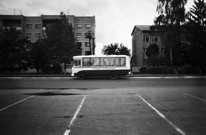 School Bus, Choinski, Belarus (2008), de Alice Miceli.
