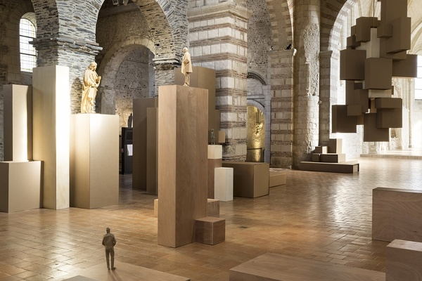 Xavier Veilhan, PLUS QUE PIERRE, collégiale Saint-Martin, Foto de Fanny Trichet