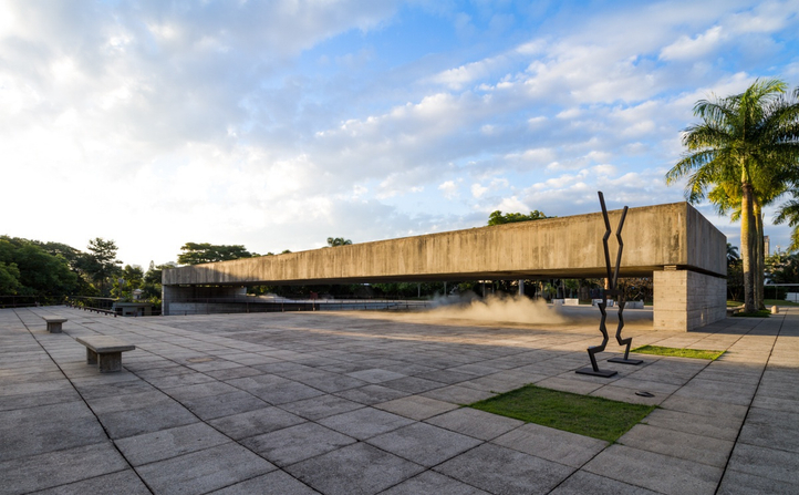 Laura Vinci. No Ar, 2009–2017. Cortesia da artista e Galeria Nara Roesler