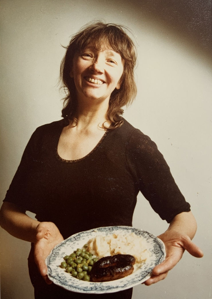 Jo Spence, Photo therapy: Mother Work: Newly married she offers herself up on a plate, 1986