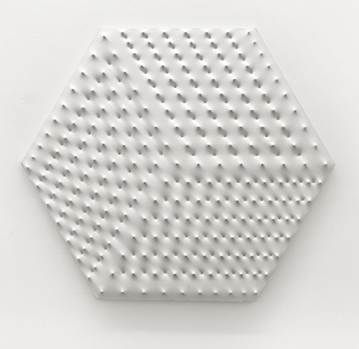 Enrico Castellani, Superficie bianca, 1969