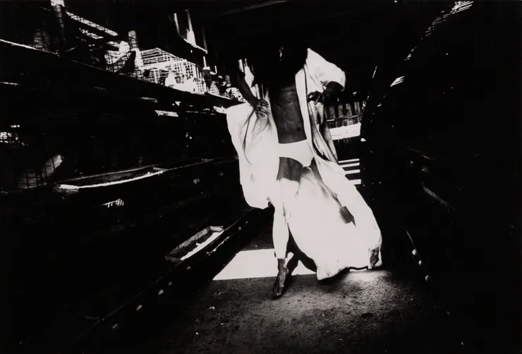高梨豊: 鶏小屋の土方巽, Photograph by Yutaka Takanashi, Tatsumi Hijikata inside a Chicken Coop