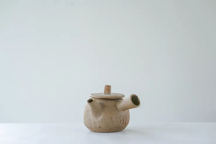 Janet Leach, Teapot with side handle