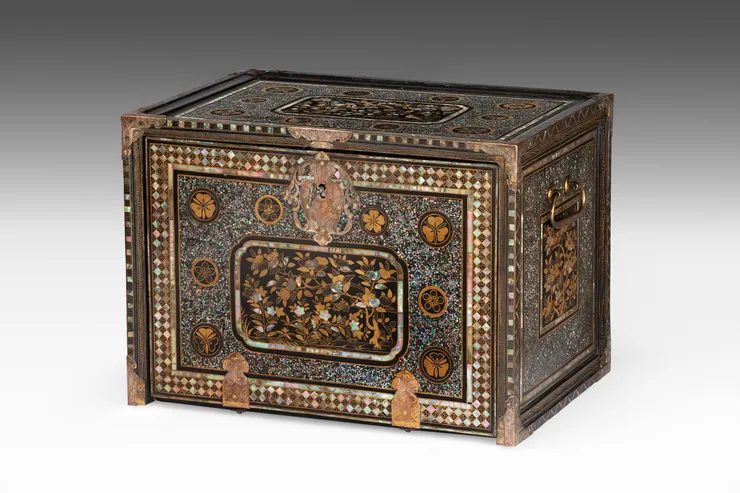 Japanese Export Lacquer Inlaid Nanban Table Cabinet, Between 1568-1600