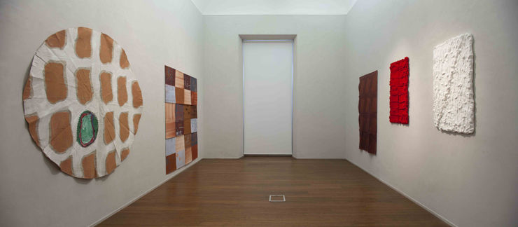 Erbern - Pinelli - Viallat: La pittura in sé - The painting itself – ABC-ARTE Contemporary art Gallery – 2015 Claude Viallat, 003, 1990, altezza 170 cm - 66 7/8 in, acrilico su tessuto Ulrich Erbern, Le mura, 1998, 270 x 140 cm - 106 1/3 x 55 in, acrilico su carta Claude Viallat, 074, 1972, 167 x 102 cm - 65 3/4 x 40 1/8 in, tecnica mista Pino Pinelli, Pittura R 2 elementi, 1993, 102 x 60 cm - 40 1/8 x 23 5/8 in, tecnica mista Pino Pinelli, Pittura B 2 elementi, 1994, 105 x 60 cm - 41 3/8 x 23 5/8 in, tecnica mista