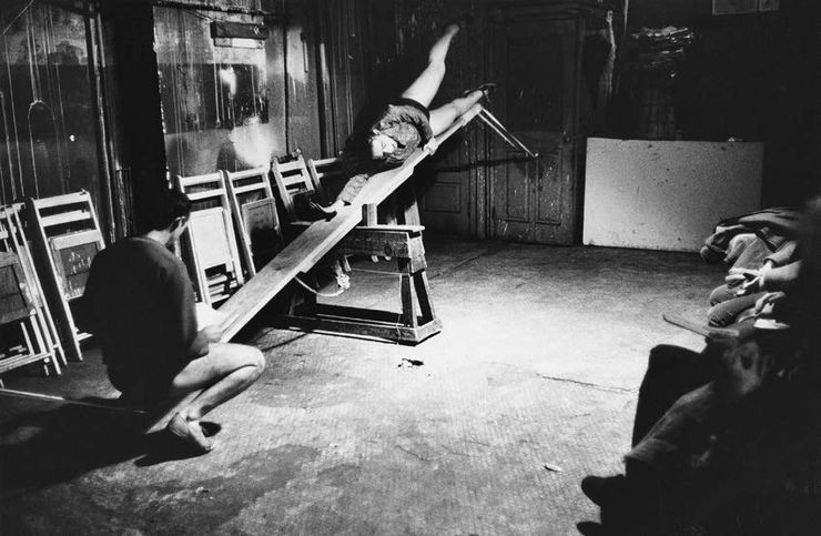 6 - Simone Forti, See Saw, 1960. Performance. Esquerda: Robert Morris, direita: Yvonne Rainer &copy; J. Paul Getty Trust, fotografia &copy; Getty Research Institute, Los Angeles (2014.M.7). Fotografia: Robert R. McElroy.