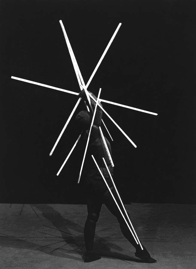 9 - Stäbetanz (Dan&ccedil;a com bast&otilde;es), 1928/1929. Figurino de Oskar Schlemmer, performance de Manda von Kreibig no Bauhausbühne Dessau. Fotografia &copy; bpk / Kunstbibliothek, SMB / Charlotte Rudolph / &copy; VG Bild-Kunst, Bonn 2022 para Charlotte Rudolph.
