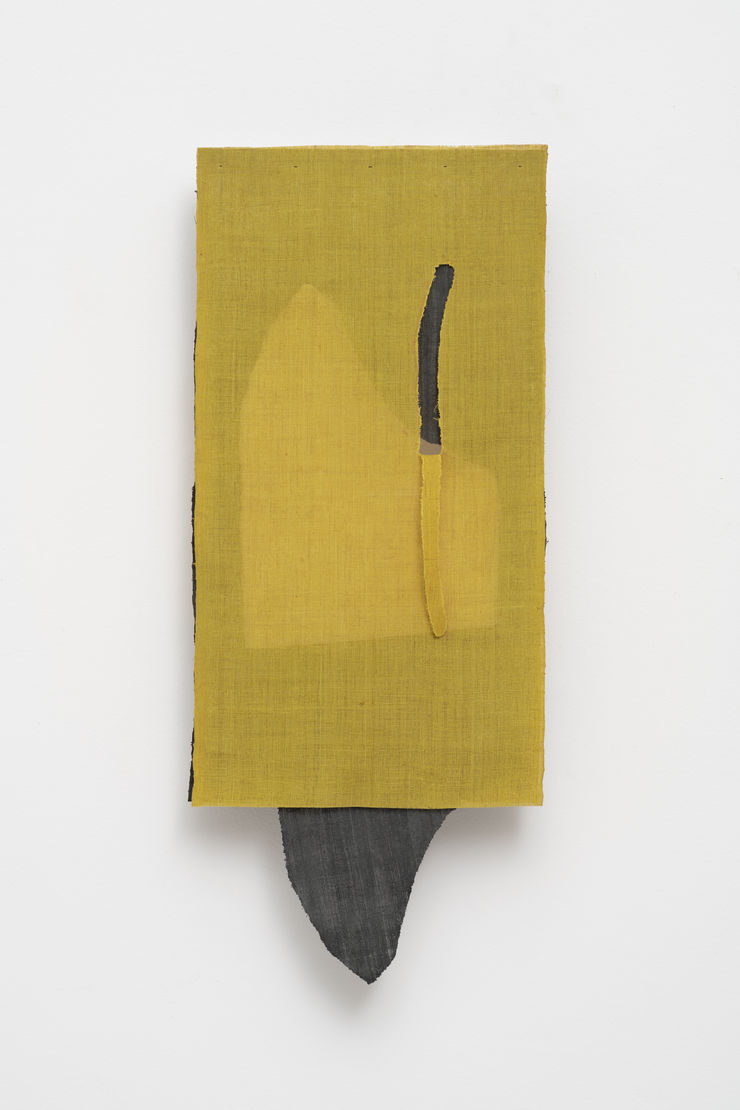 Pablo Lobato Versus #2 (ocre), 2020-21 moshi (tecido coreano) e suporte de acrílico moshi (Korean fabric), acrylic holder 80 x 33 x 8 cm | 31.5 x 12.99 x 3.15 in