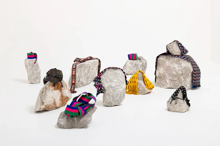 Antonio Pichillá "Arqueologia Contemporânea", 2025 pedras e tecidos artesanais stones and handmade textiles dimensões variáveis variable dimensions