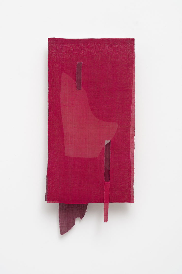 Pablo Lobato Versus #3 (vermelho), 2020-21 moshi (tecido coreano) e suporte de acrílico moshi (Korean fabric), acrylic holder 77 x 33 x 10 cm | 30.31 x 12.99 x 3.94 in