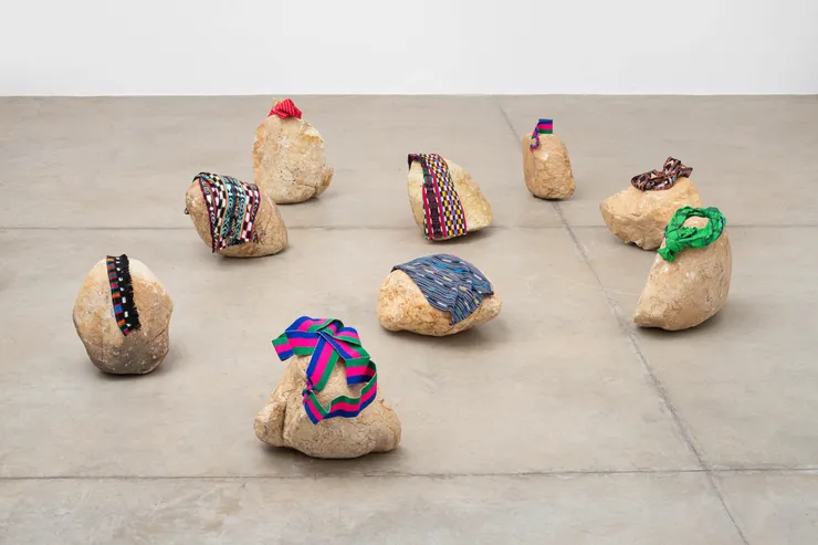 Antonio Pichillá "Arqueologia Contemporânea", 2025 pedras e tecidos artesanais stones and handmade textiles dimensões variáveis variable dimensions