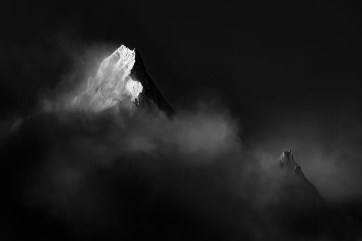 nur kurz zeigt sich die verschneite spitze der Dent d'Herens, zermatt