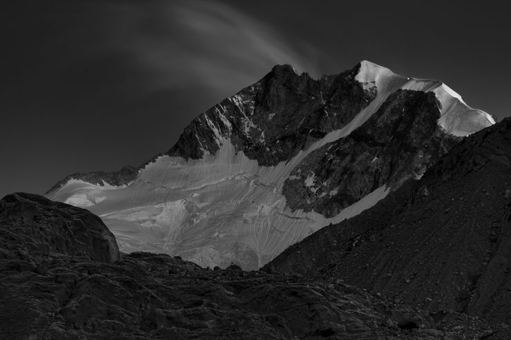 piz bernina mit biancograt nach sonnenuntergang