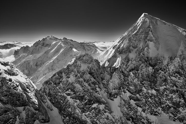 schwarz-weiss-bild vom eingeschneiten calfeisen, Ringelspitz