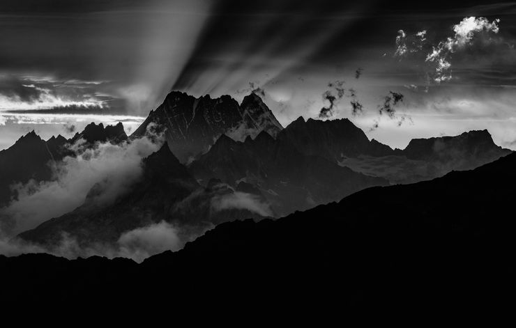 die letzten sonnenstrahlen brechen am Schreckhorn