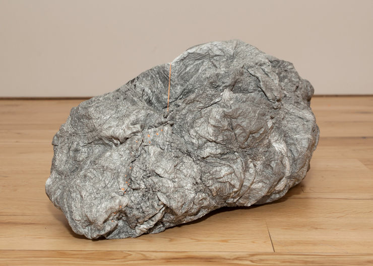 Tilfelli (Loftsteinn), 2014 ljósmynd á tyvek, tvinni, net, járn, viður Nonsicle (Meteor), 2014 photograph on tyvek, thread, mest, metal, wood 22 x 52 x 30 cm HRA0057