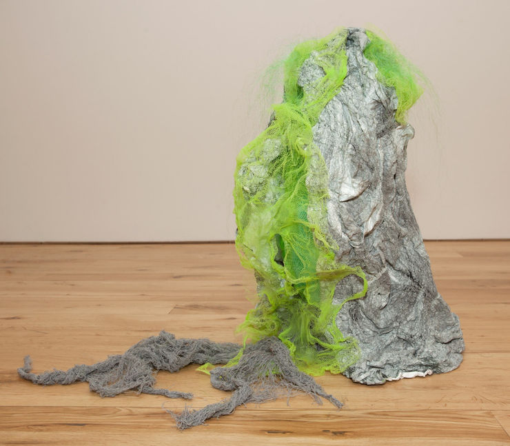 Tilfelli (Halastjarna), 2014 ljósmynd á tyvek, tvinni, net, gervihár járn, viður Nonsicle (Comet), 2014 photograph on tyvek, thread, mesh, metal, wood 58 x 35 x 35 cm HRA0058