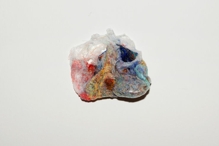 Tilfelli , 2014 gervihár, plast Nonsicle, 2014 synthetic hair, plastic ca. 9 x 11 cm HRA0082