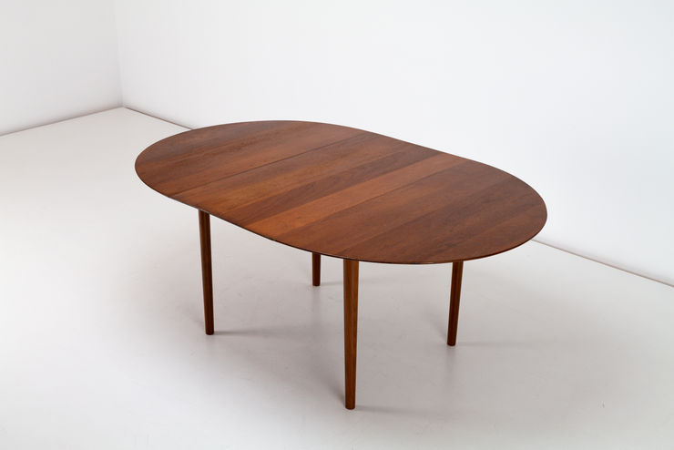 Peter Hvidt Dining Table Model 311, 1956 Solid Teak Produced by Soborg Mobelfabrik, Denmark. Diagonal View
