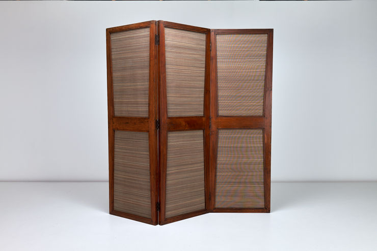 A vintage Pierre Jeanneret Le corbusier folding screen made from teak with horse hair panels from John Boyd. Chandigarh India offered by Vintage London Specialist Gallery Kiy