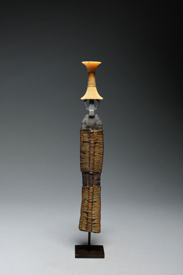 Couteau Mangbetu République Démocratique du Congo 26 cm Provenance: Collection belge.