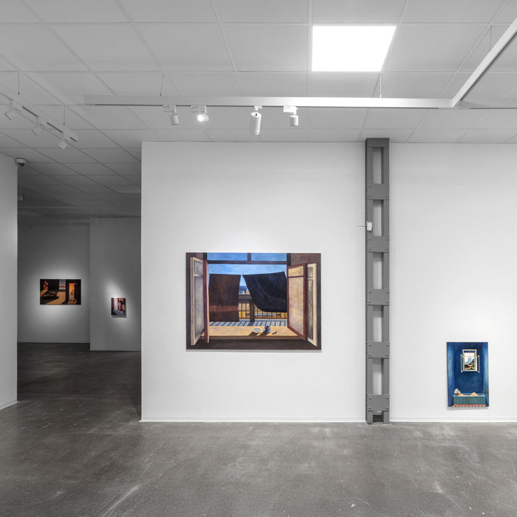 O výstavě Klíčovou dírkou a malířce Iloně Koroman