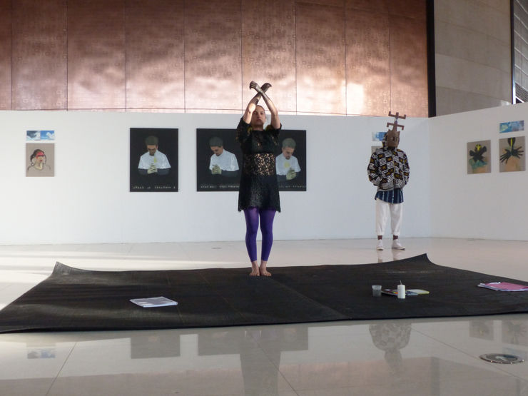 Vue de la performance Révolution 1/365 de Dalila Dalléas Bouzar au Musée des Civilisations Noire de Dakar