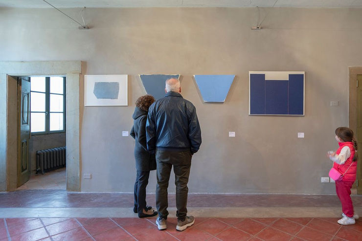 Veduta dell'installazione alla Fondazione Leonesio, con l'opera di Rodolfo Aricò Senza titolo, 1972-1973, olio su tela, 73x92cmsulla destra.