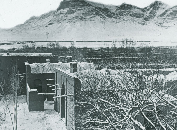 Ernest Hoeltzer , Winter in Julfa, Isfahan, Late 19th Century