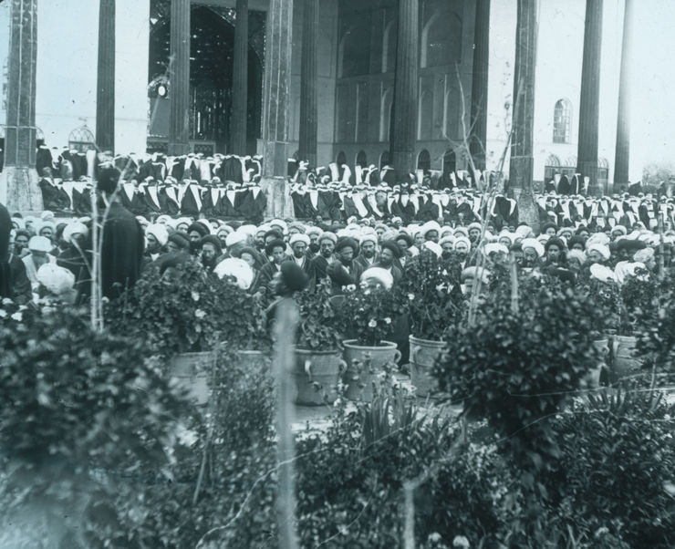Ernest Hoeltzer , Annual gathering at Isfahan, Late 19th Century