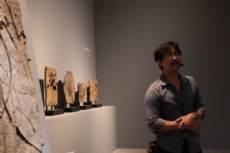 擬古物藝術家涂維政　手機成化石？涂維政偽古文明創作之路｜藝術正發聲 , 涂維政