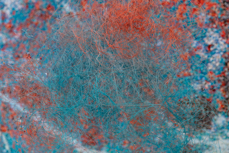 Aan die anderkant van die blou veld hoor ek haar lag