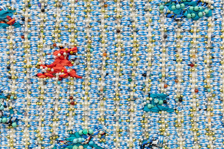 Aan die anderkant van die blou veld hoor ek haar lag