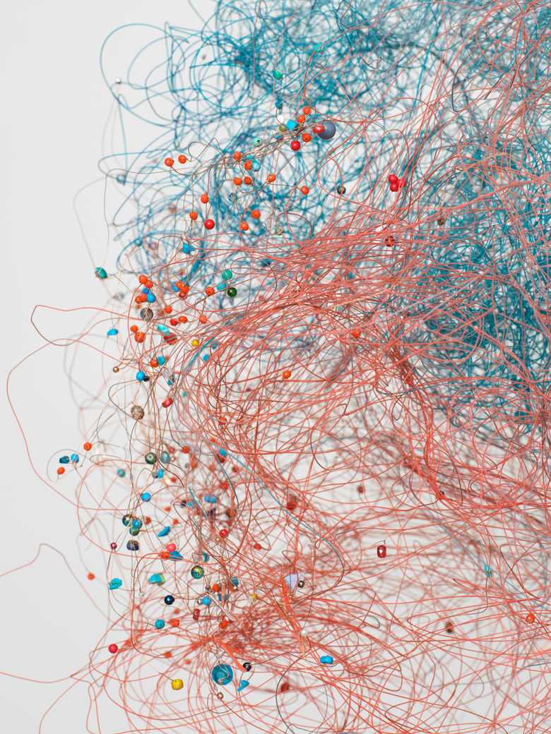 Aan die anderkant van die blou veld hoor ek haar lag