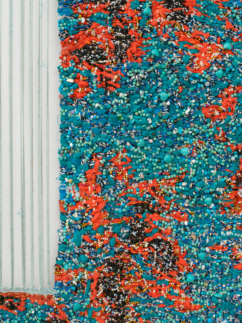 Aan die anderkant van die blou veld hoor ek haar lag