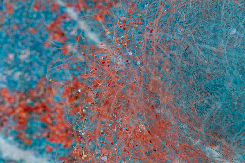 Aan die anderkant van die blou veld hoor ek haar lag