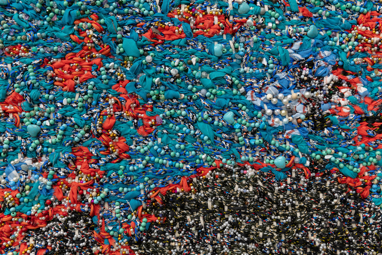 Aan die anderkant van die blou veld hoor ek haar lag