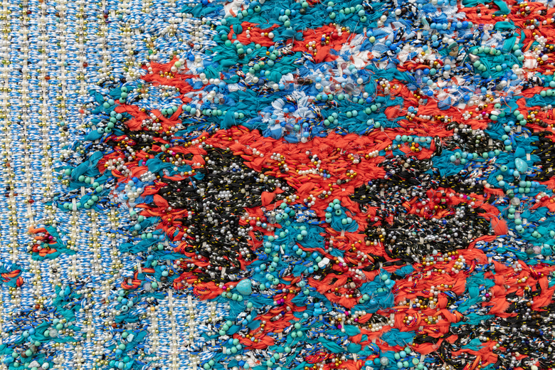 Aan die anderkant van die blou veld hoor ek haar lag