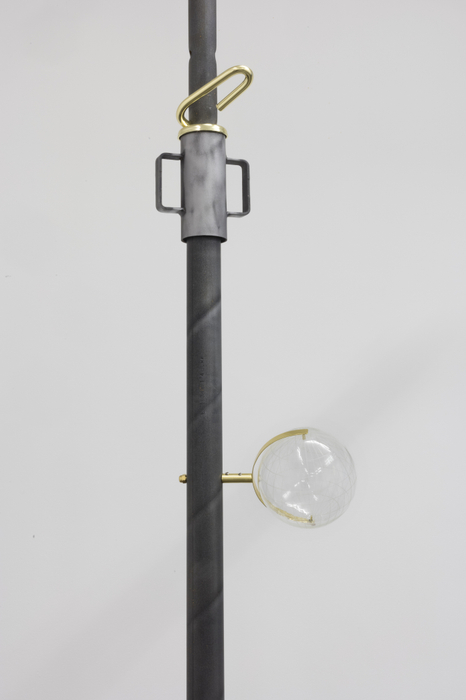 Morro Mundo, 2017 vidro borosilicato lapidado, latão banhado a ouro e estilhaços de granada ed 1/5 + 1 PA 17,5 x 13,5 cm