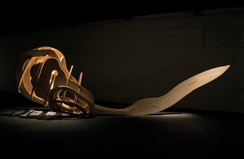 Sem título, 2018 madeira 250 x 157 x 770 cm foto © Felipe Amarelo