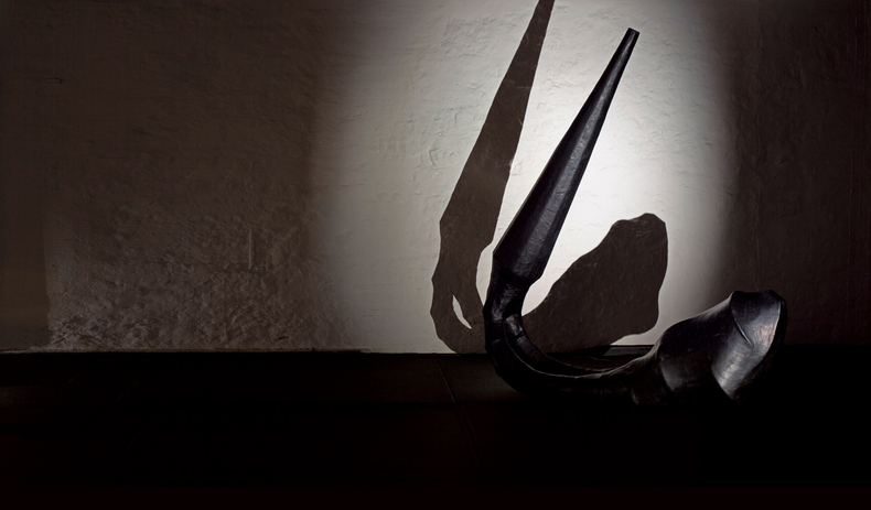 Sem título, 2018 madeira, tecido e fibra de vidro 340 x 140 x 70 cm foto © Felipe Amarelo