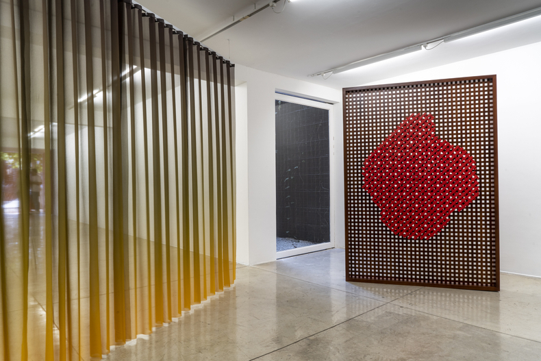 Lucia Koch, Tumulto, turbilhão, Galeria Nara Roesler | São Paulo, 2019. Foto © Erika Mayumi - cortesia da artista e...